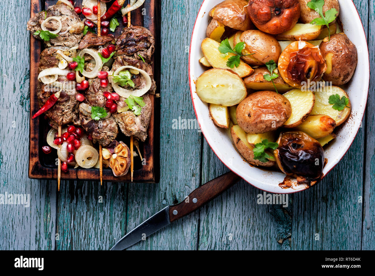 Brochettes de viande grillée, shish kebab sur planche à découper en bois Banque D'Images