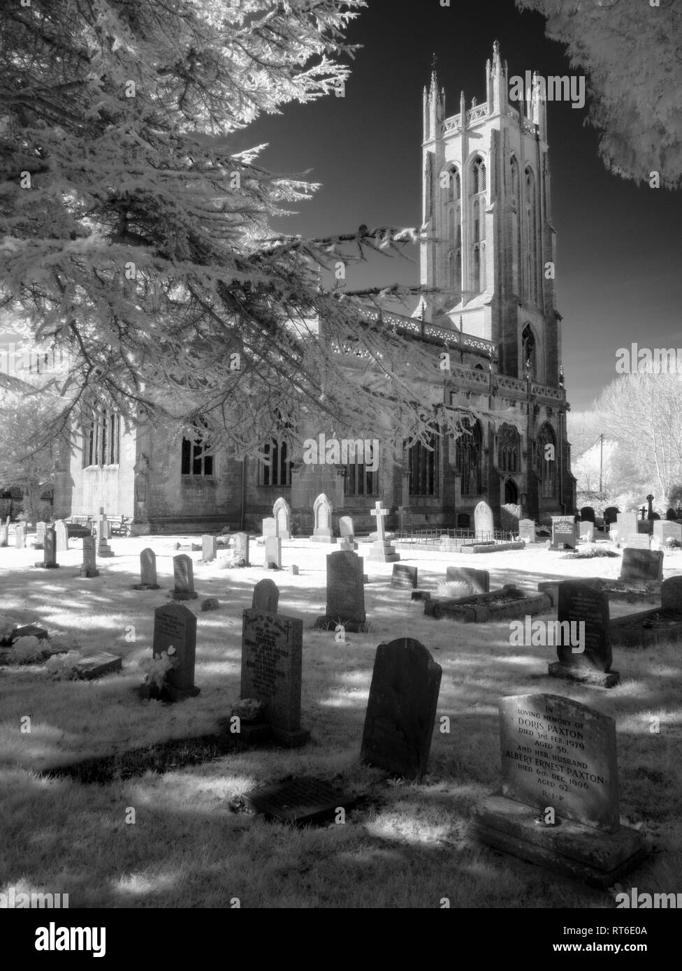 Monochrome infrarouge de l'église All Saints dans le North Somerset Village de Wrington, Angleterre. Banque D'Images