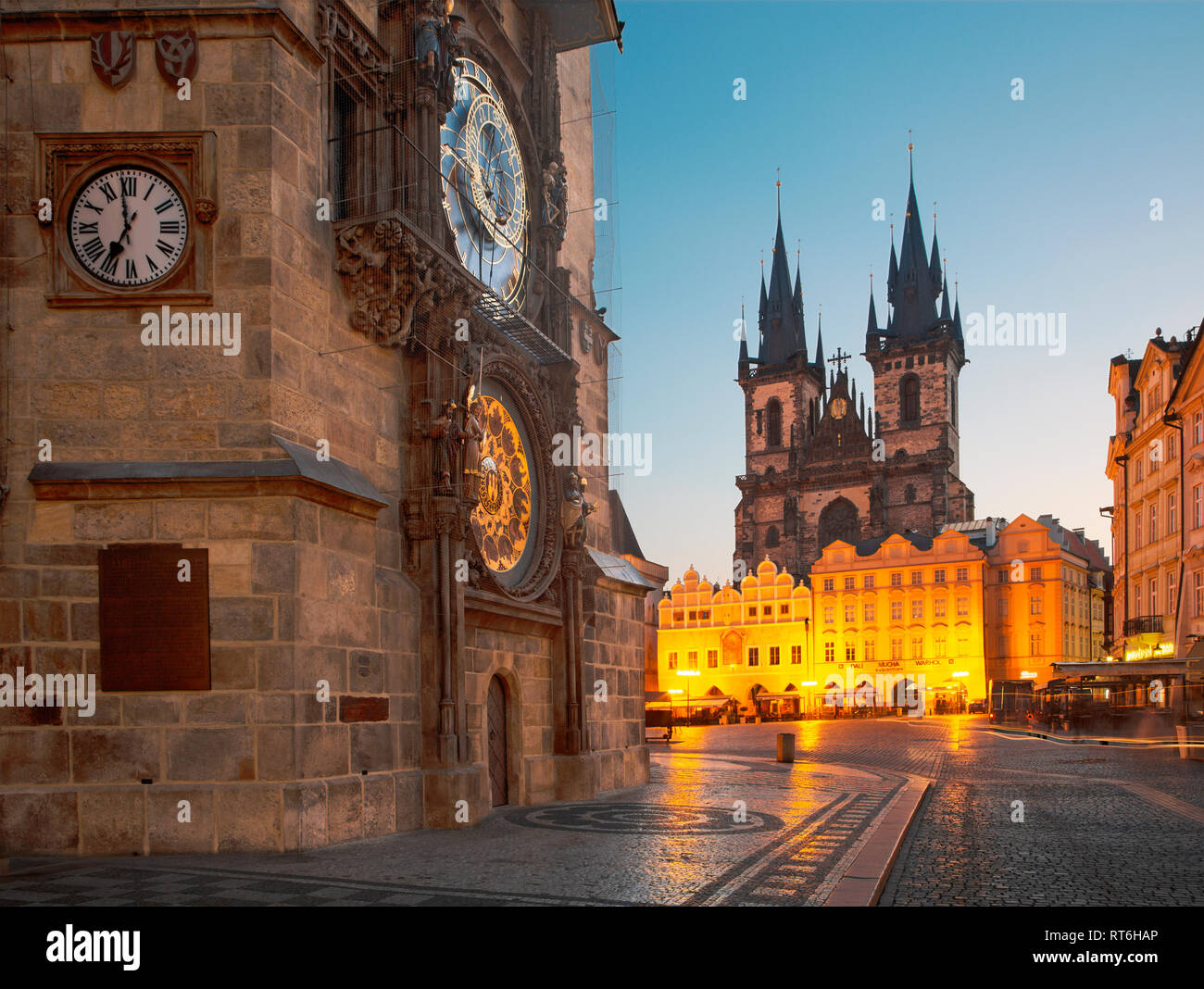 PRAGUE, RÉPUBLIQUE TCHÈQUE - le 16 octobre 2018 : l'Orloj sur l'ancienne mairie, Staromestske square et l'église Notre-Dame de Týn au crépuscule. Banque D'Images