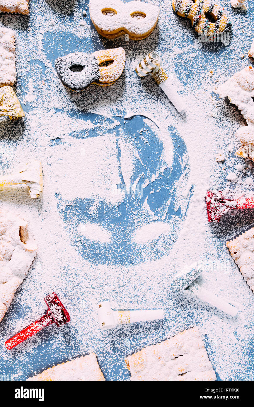 Concept de carnaval, masque silhouette entouré par les cookies et des sucreries typiques de carnaval, comme l'italien ou sfrappole Chiacchiere carnaval, pâtisserie frite,f Banque D'Images