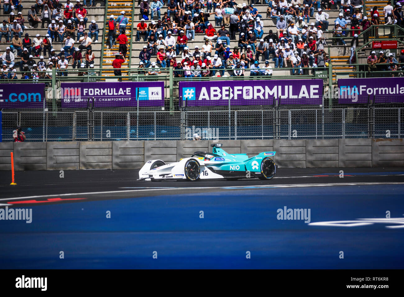 La ville de Mexico, Mexique - 16 Février 2019 : Autodromo Hermanos Rodriguez. Mexico E-prix. Le pilote de l'équipe Formule E NIO Oliver Turvey au no 16, la course à la Mexico City E-prix. Banque D'Images