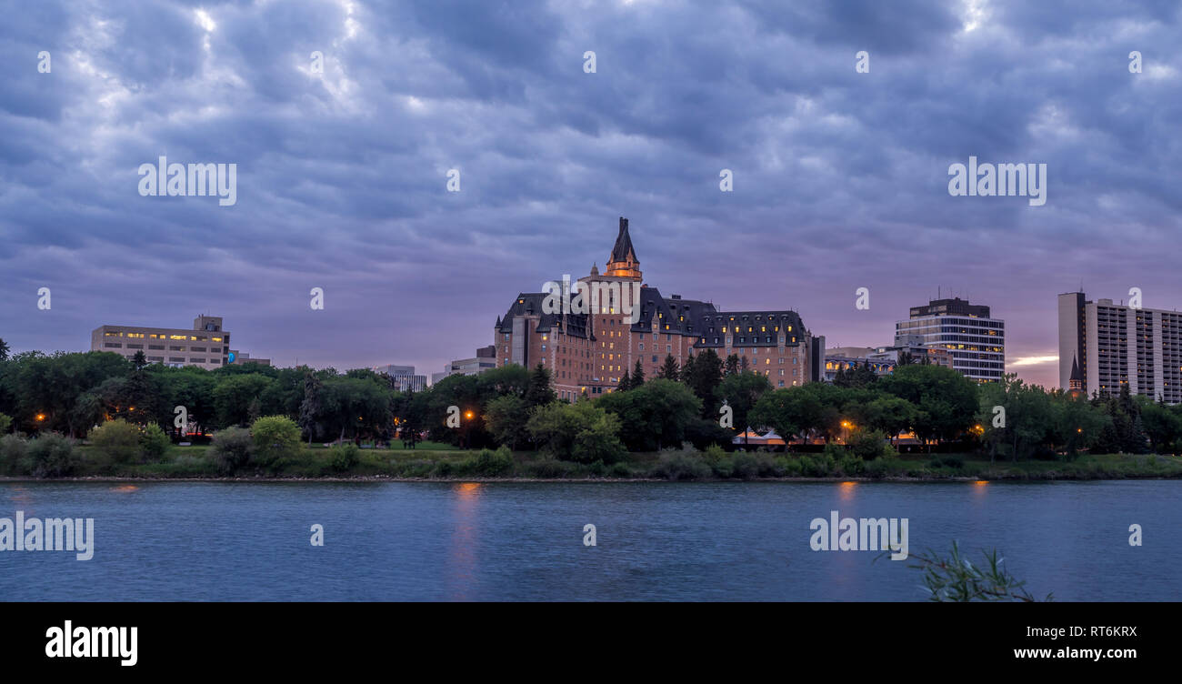 Saskatoon skyline at night le long de la rivière Saskatchewan. Saskatoon est une ville de la province canadienne de la Saskatchewan. Skyline visibles la nuit. Banque D'Images