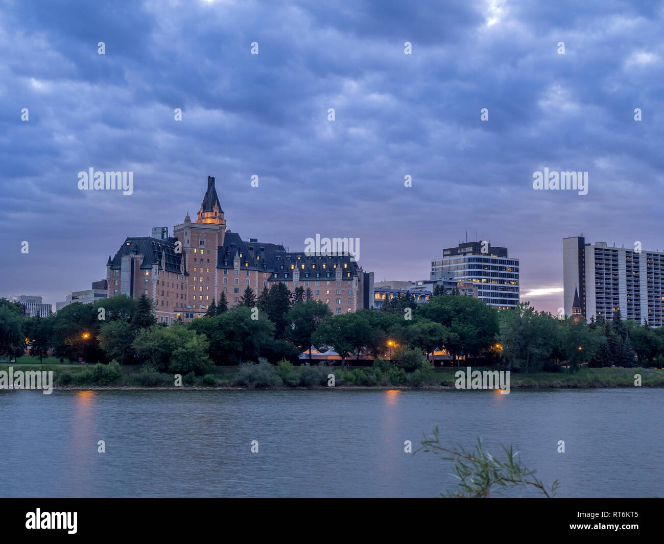 Saskatoon skyline at night le long de la rivière Saskatchewan. Saskatoon est une ville de la province canadienne de la Saskatchewan. Skyline visibles la nuit. Banque D'Images