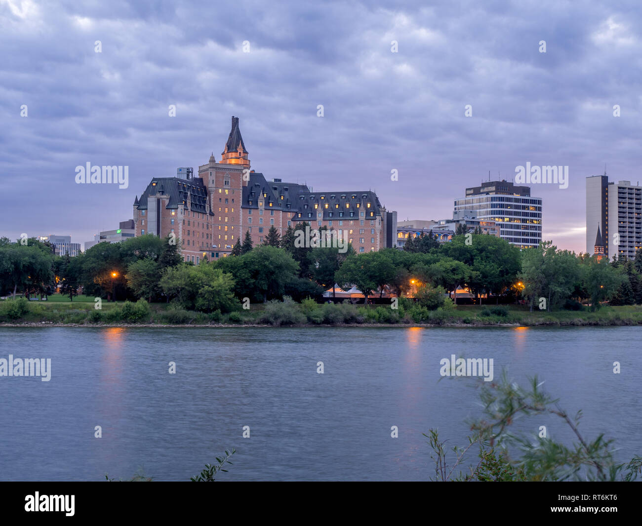 Saskatoon skyline at night le long de la rivière Saskatchewan. Saskatoon est une ville de la province canadienne de la Saskatchewan. Skyline visibles la nuit. Banque D'Images