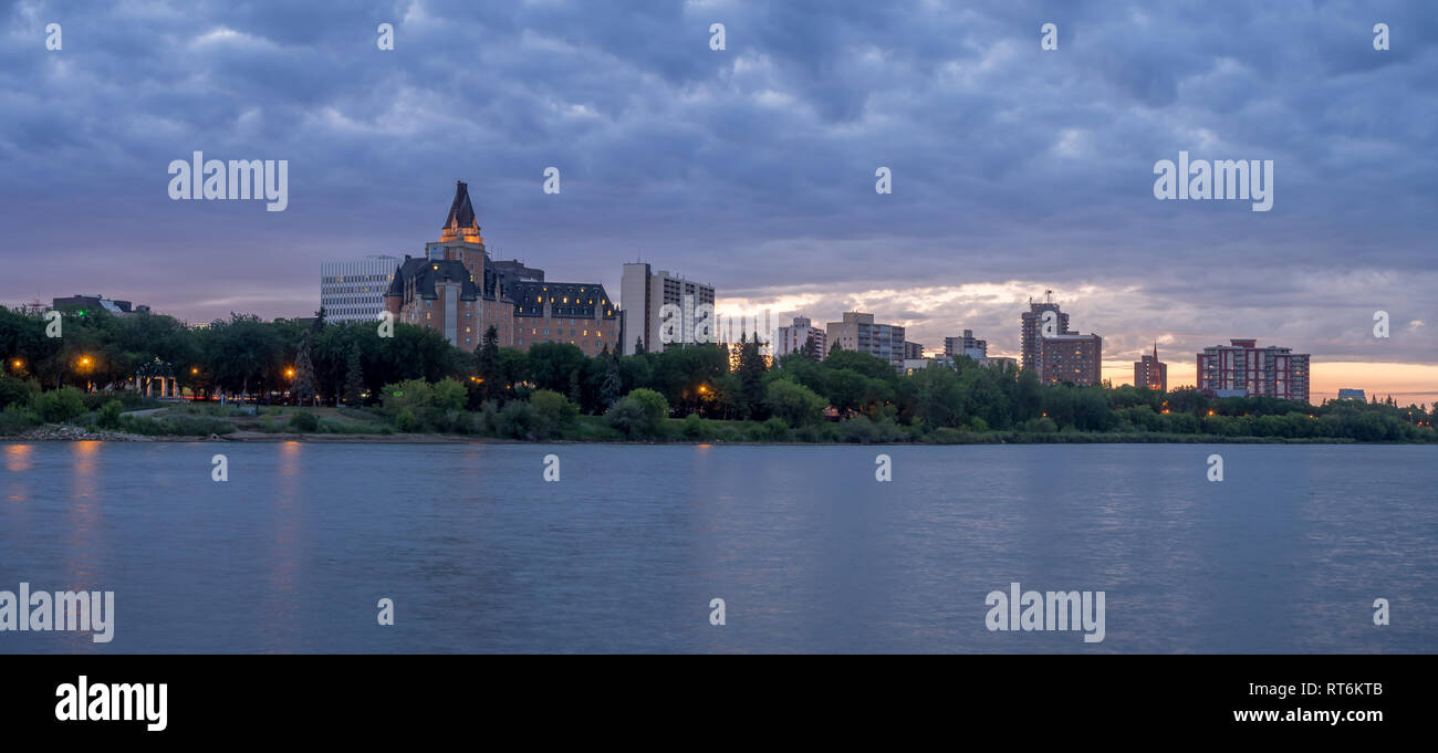 Saskatoon skyline at night le long de la rivière Saskatchewan. Saskatoon est une ville de la province canadienne de la Saskatchewan. Skyline visibles la nuit. Banque D'Images
