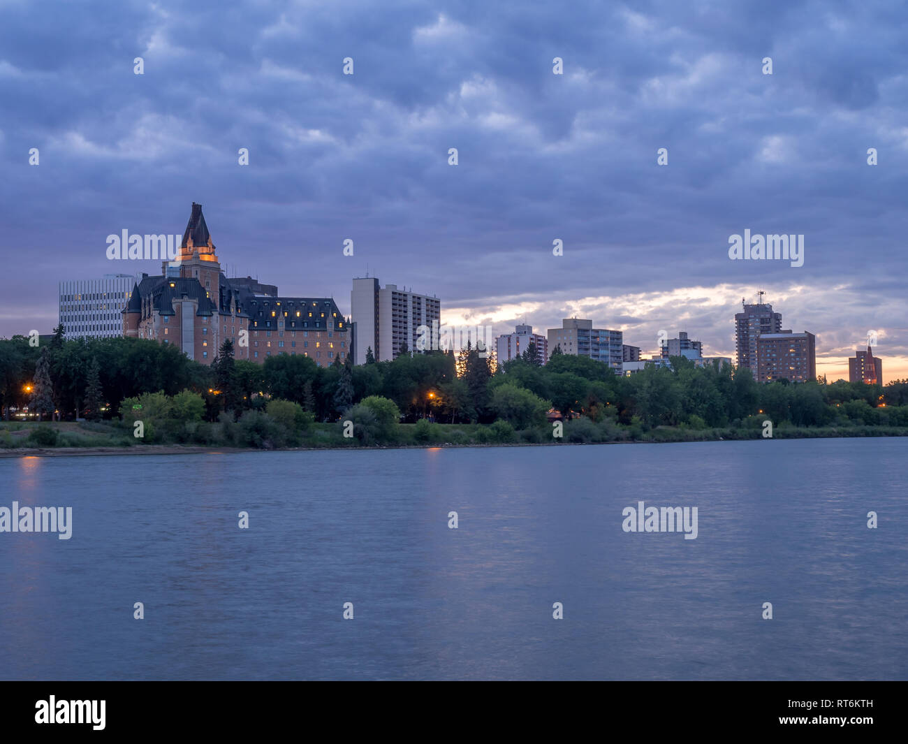 Saskatoon skyline at night le long de la rivière Saskatchewan. Saskatoon est une ville de la province canadienne de la Saskatchewan. Skyline visibles la nuit. Banque D'Images
