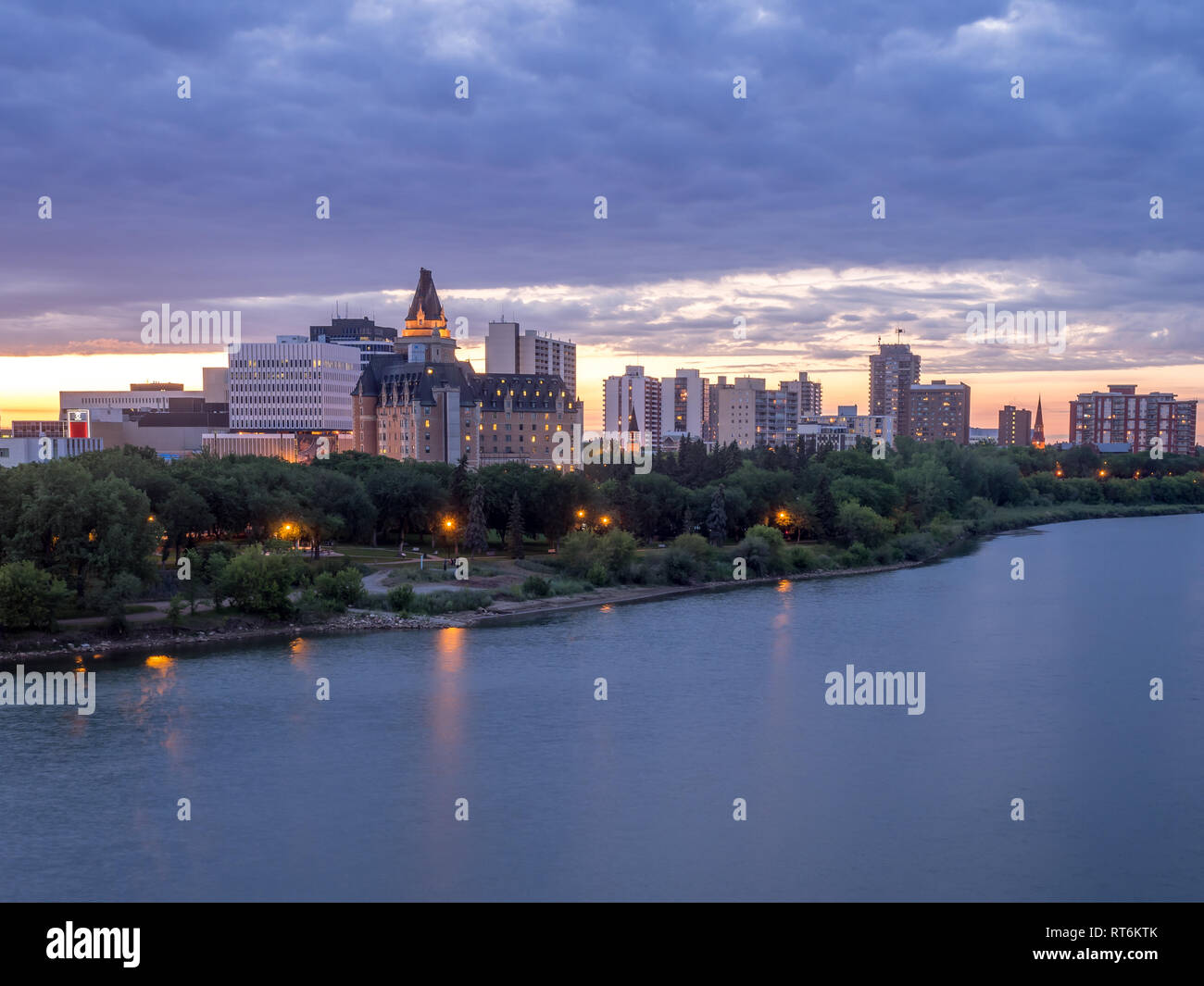 Saskatoon skyline at night le long de la rivière Saskatchewan. Saskatoon est une ville de la province canadienne de la Saskatchewan. Skyline visibles la nuit. Banque D'Images