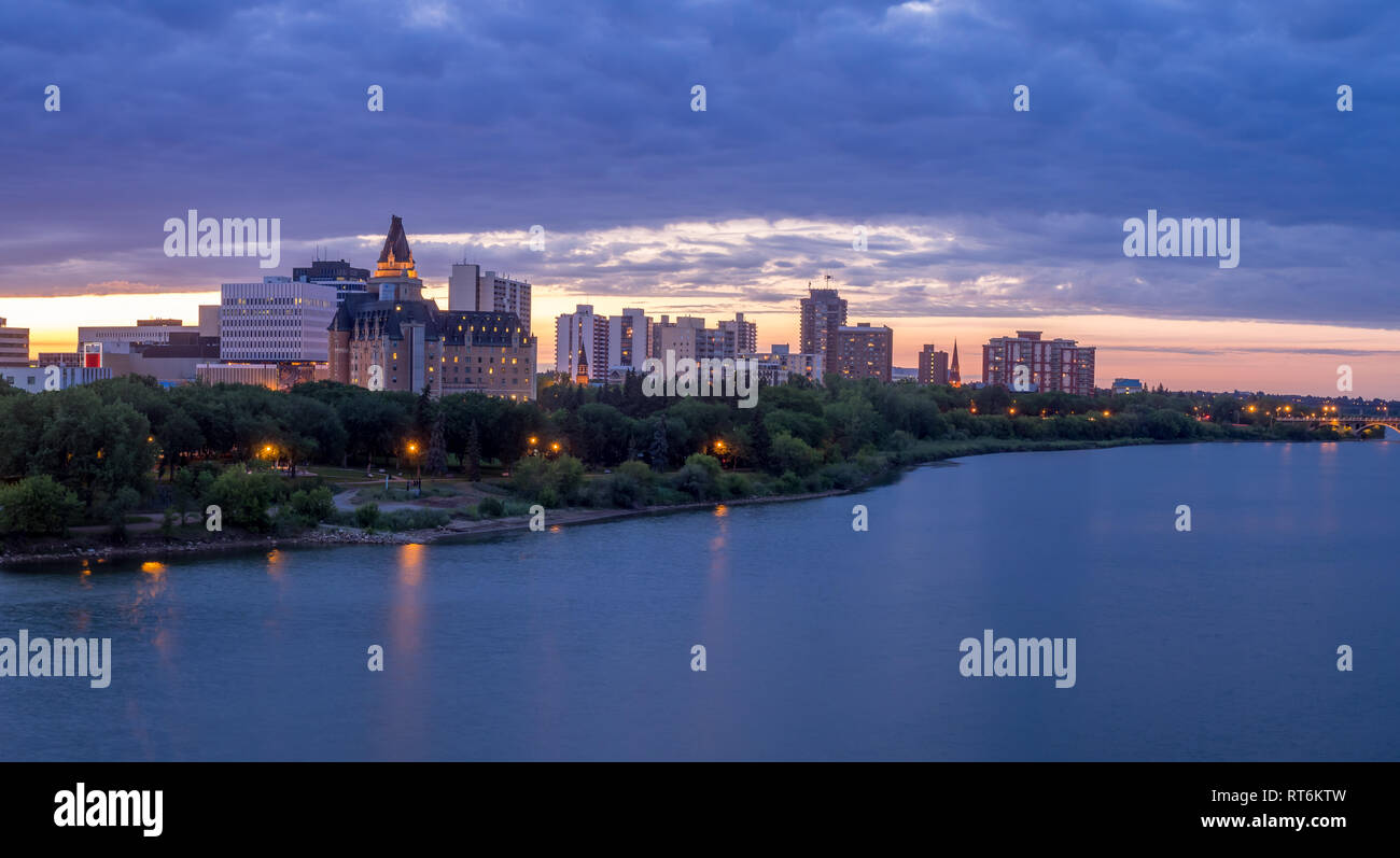 Saskatoon skyline at night le long de la rivière Saskatchewan. Saskatoon est une ville de la province canadienne de la Saskatchewan. Skyline visibles la nuit. Banque D'Images
