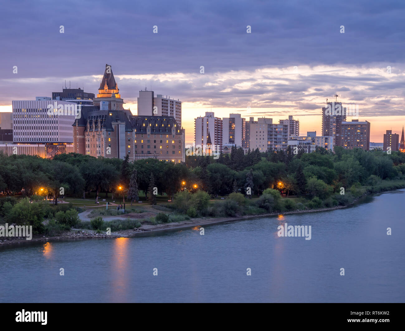 Saskatoon skyline at night le long de la rivière Saskatchewan. Saskatoon est une ville de la province canadienne de la Saskatchewan. Skyline visibles la nuit. Banque D'Images