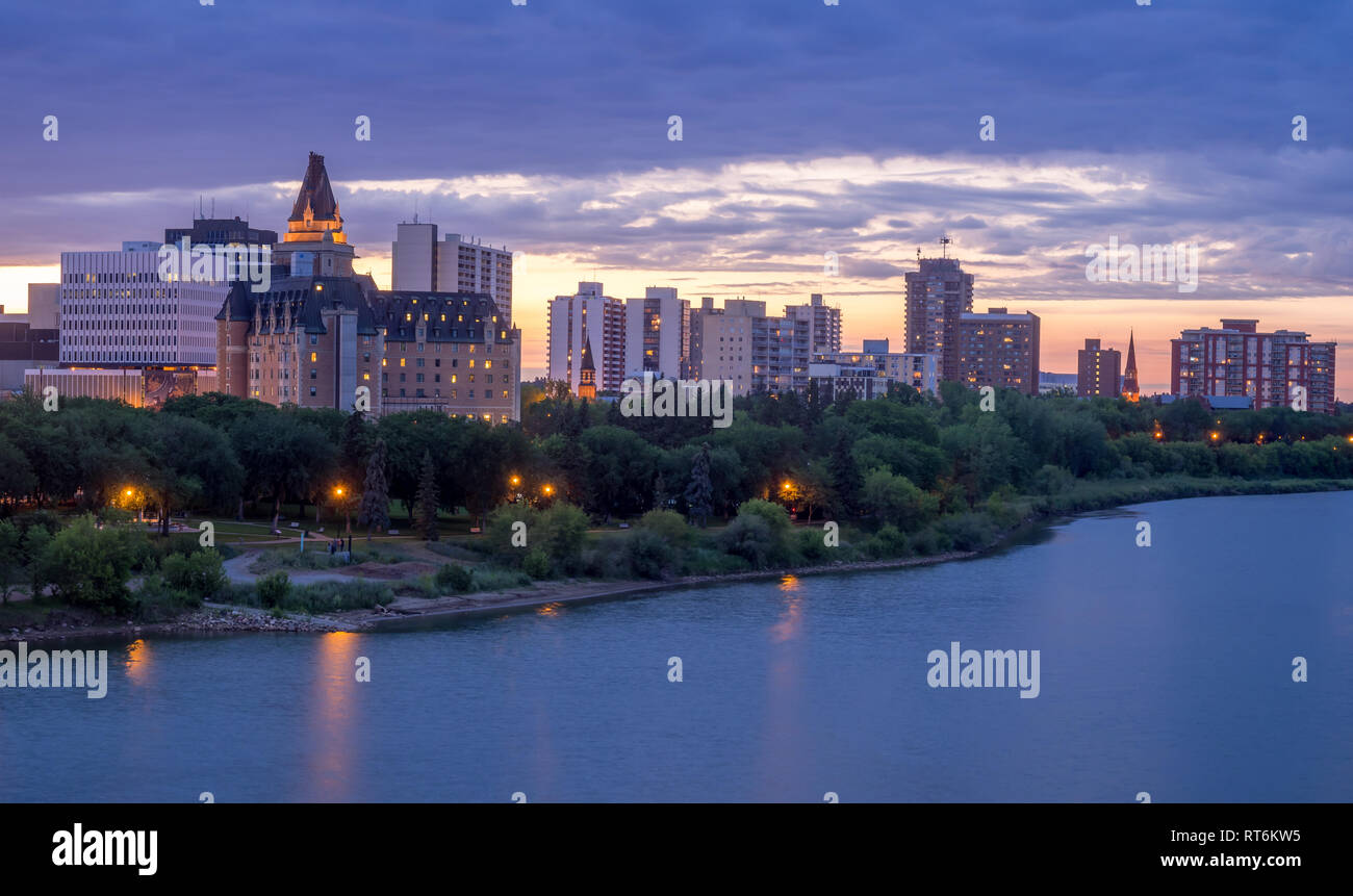 Saskatoon skyline at night le long de la rivière Saskatchewan. Saskatoon est une ville de la province canadienne de la Saskatchewan. Skyline visibles la nuit. Banque D'Images