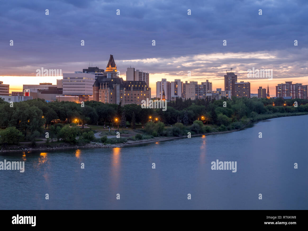 Saskatoon skyline at night le long de la rivière Saskatchewan. Saskatoon est une ville de la province canadienne de la Saskatchewan. Skyline visibles la nuit. Banque D'Images