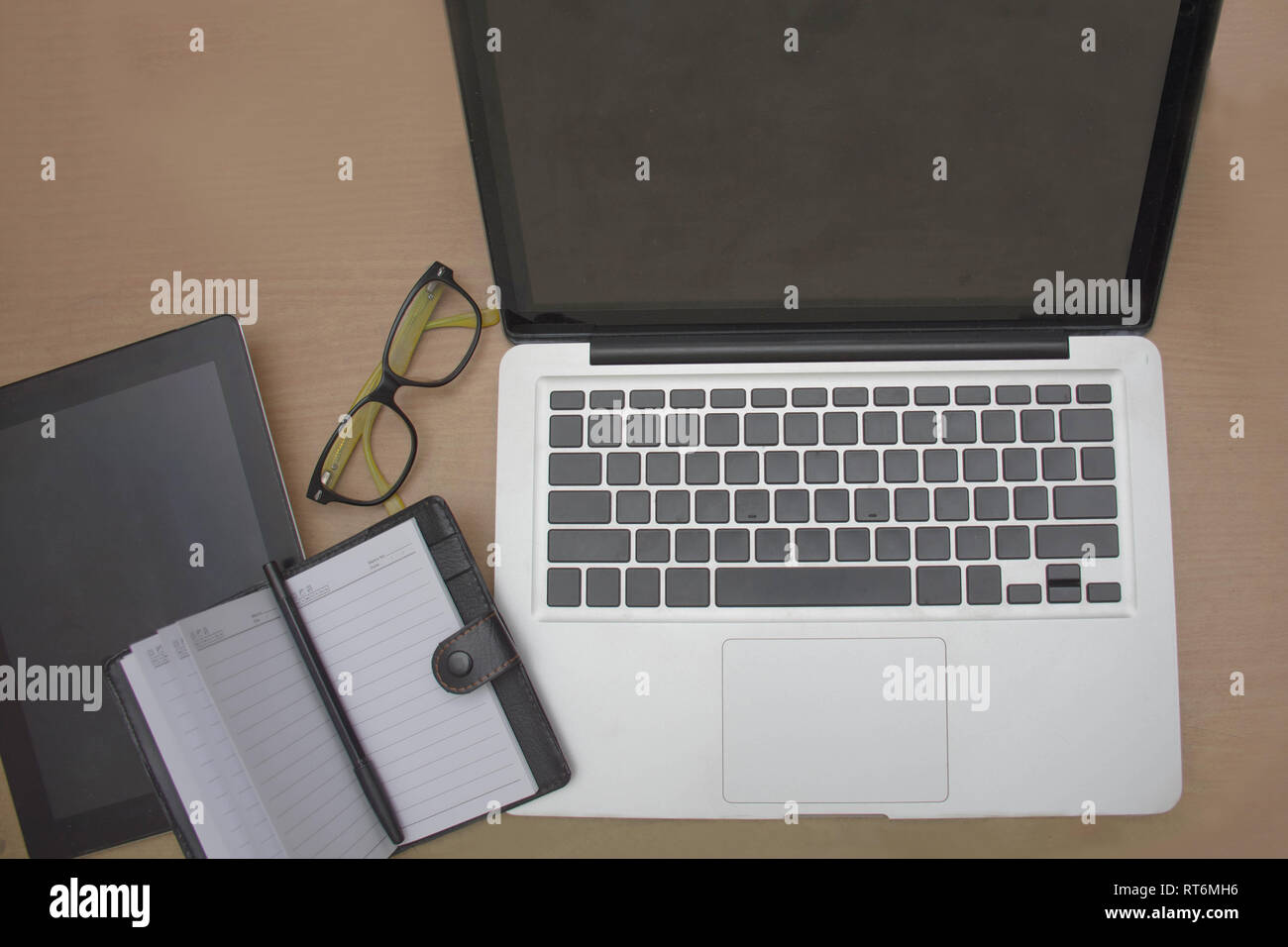 Vue de dessus de l'ordinateur tablette ordinateur portable note book et verres sur la table Banque D'Images