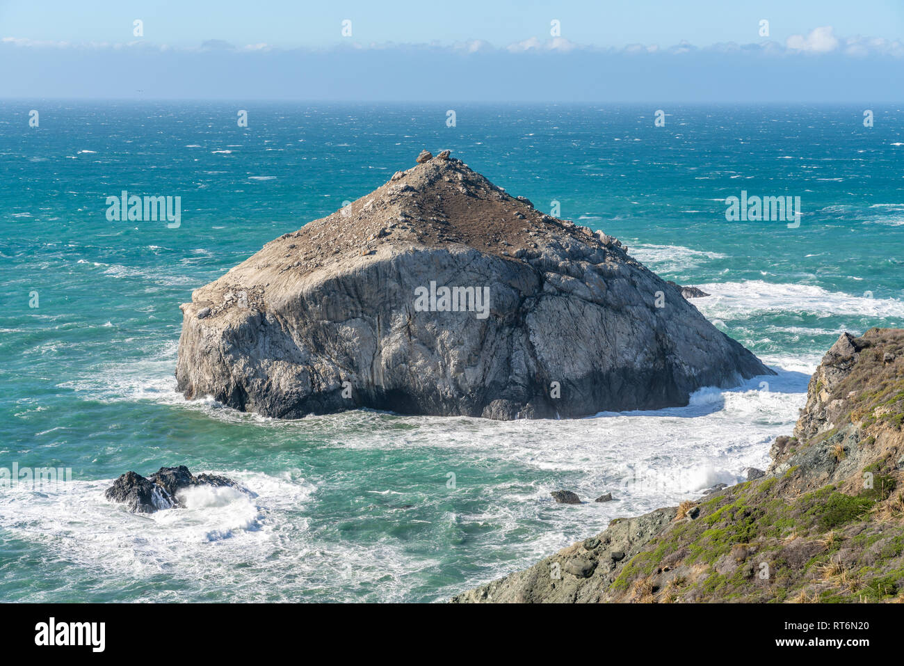 Les vagues s'écraser sur une grande pile de la mer en forme de chapeau isolé dans l'Océan pacifique, juste à côté de la côte de Big Sur en Californie. Banque D'Images