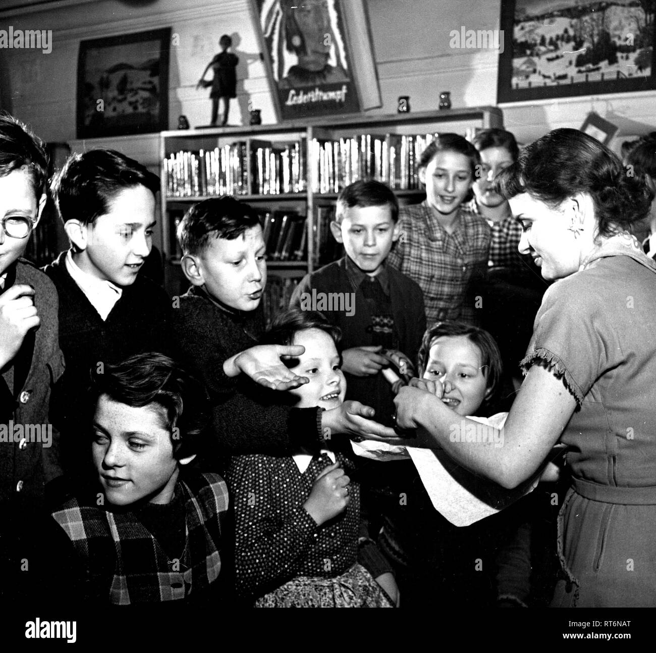 Les enfants de recevoir des cadeaux en Autriche 11/23/1952 Banque D'Images