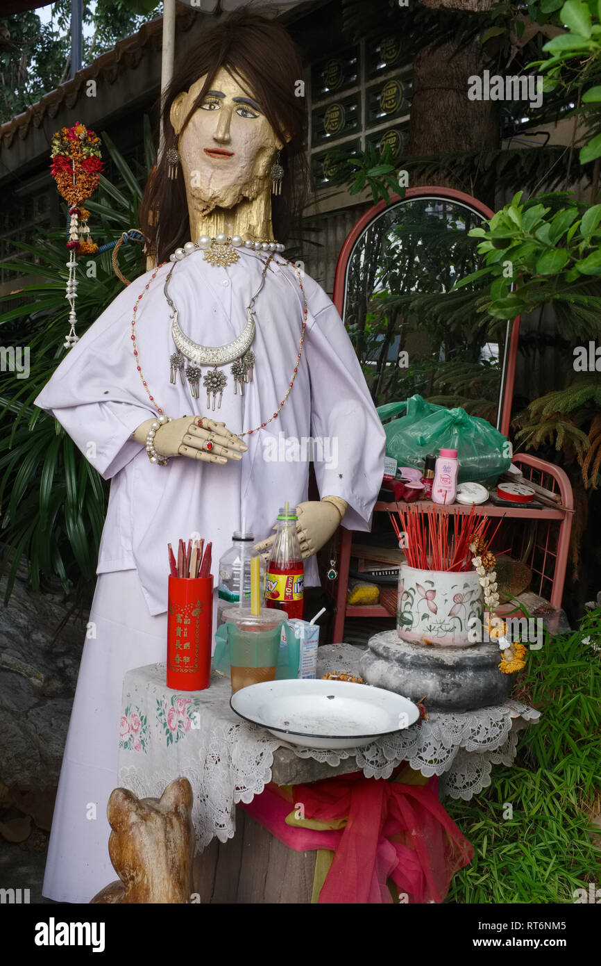 Une statue brute de Mae Khongka, la déesse mythique de l'eau et des rivières, près de la rivière Chao Phraya au temple Chee Chin Khor, Thonburi, Bangkok, Thaïlande Banque D'Images