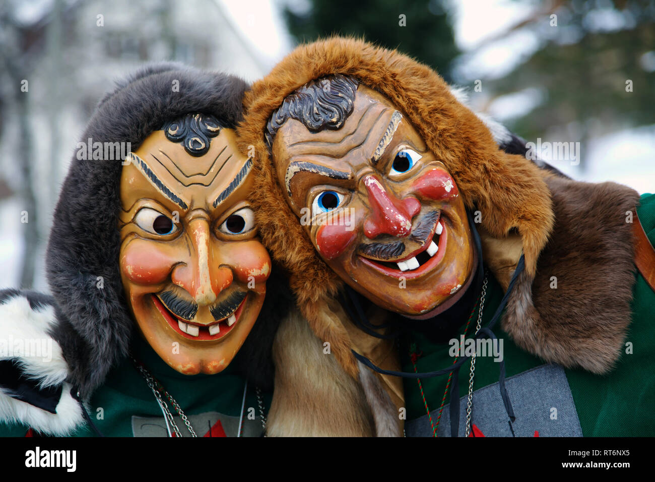 Close-up of two Fasching traditionnel ,le carnaval, les masques à Titisee, Allemagne Banque D'Images