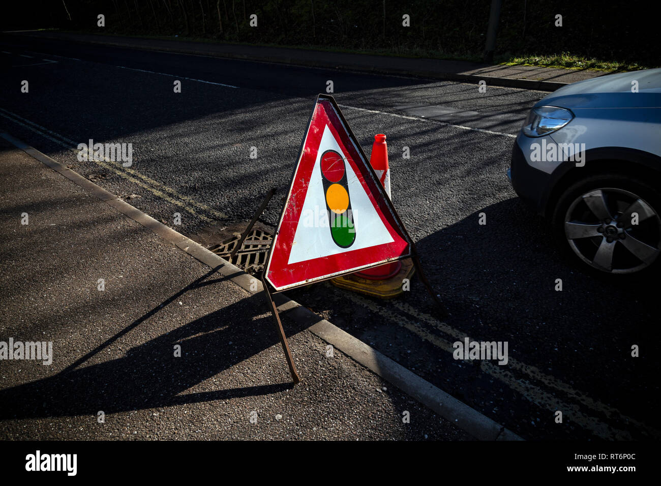 Temporaire, feu rouge, rouge, conduite, route, UK, la construction de routes, signalisation routière, Avertissement, des conseils, de l'attention, l'affirmation, l'AWE, Brown, de la Communication, Banque D'Images