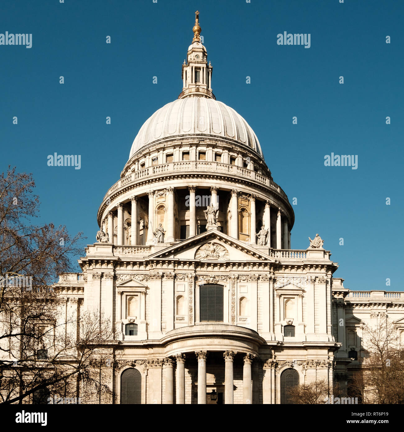 Cathédrale Saint-Paul contre le ciel bleu à Londres, Royaume-Uni Banque D'Images