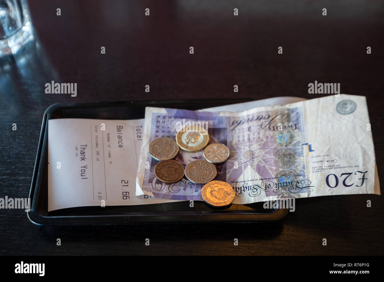D'argent que le paiement par la loi dans un restaurant Banque D'Images