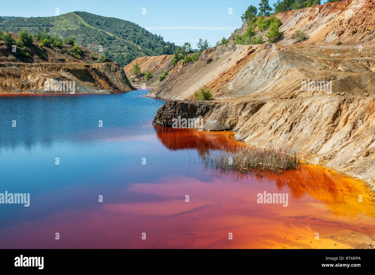 Une mine de cuivre abandonnée lac à Chypre Banque D'Images