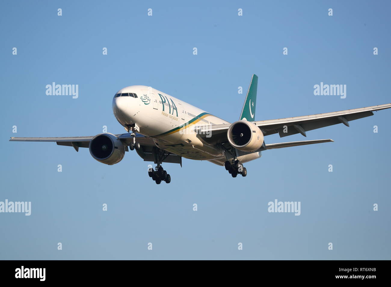 Pakistan International Airlines Boeing 777 AP-BHX l'atterrissage à l'aéroport Heathrow de Londres, UK Banque D'Images