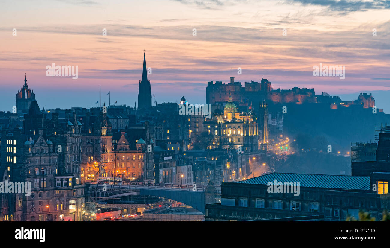 Edinburgh, Ecosse, Royaume-Uni. 27 Février, 2019. Voir au coucher du soleil sur les toits de la vieille ville d'Édimbourg célèbre de Calton Hill, à Édimbourg, Écosse, Royaume-Uni Banque D'Images
