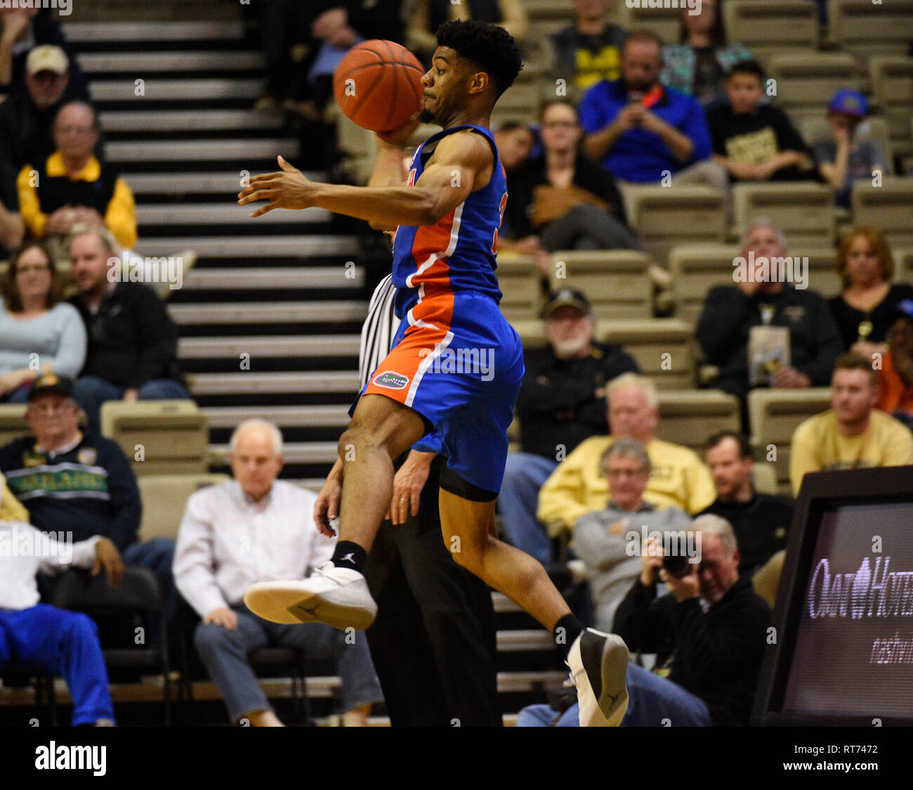 Nashville, Tennessee, USA. Feb 27, 2019. Février 27, 2019 ; Florida Gator guard Jalen Hudson (3) enregistre la balle comme il ne tombe en dehors des limites à l'encontre de la Vanderbilt Commodores pendant un match de basket-ball collégial entre les Gators de la Floride et le Vanderbilt Commodores à Memorial Gym à Nashville, TN (Obligatoire Crédit Photo : Steve Roberts/Cal Sport Media) Credit : Cal Sport Media/Alamy Live News Banque D'Images