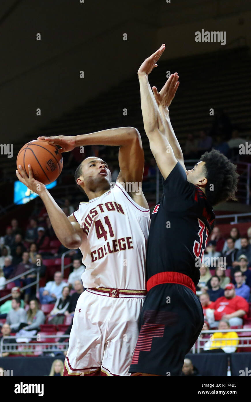 Conte Forum. Feb 27, 2019. MA, USA, Boston College Eagles avant Steffon Mitchell (41) tire plus de Louisville Cardinals de l'avant la Jordanie Nwora (33) au cours de la jeu de basket-ball de NCAA entre Louisville Cardinals et Boston College Eagles à Conte Forum. Boston College a gagné 66-59. Anthony Nesmith/CSM/Alamy Live News Banque D'Images