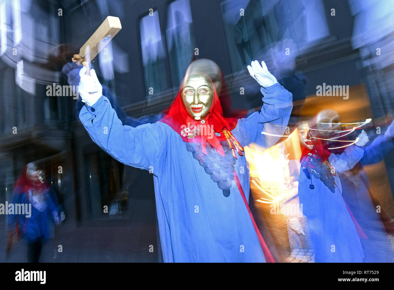 Konstanz, Allemagne. 28 Février, 2019. Plusieurs partisans de la lessive de la constance des imbéciles se promener dans la ville avec leurs cliquets à la soi-disant Dunschtig sale. Depuis les premières heures du matin des centaines de fous ont été l'éveil de la population de Constance avec de la musique, des sonneries et des casse-tête. Crédit : Felix Kästle/dpa/Alamy Live News Banque D'Images