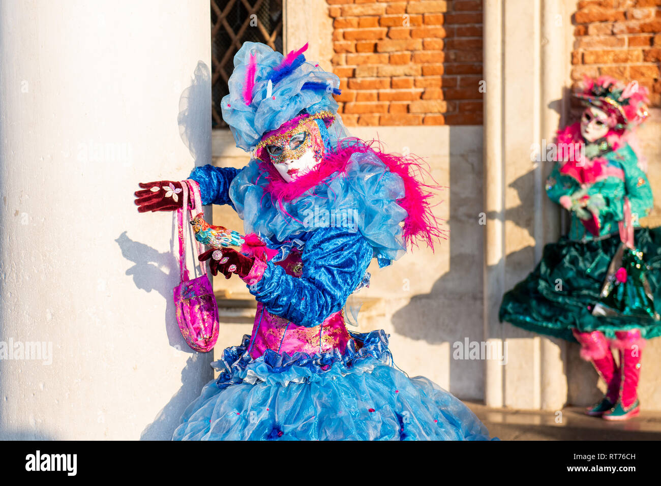 Venise, Italie. 28 Février, 2019. Carnaval de Venise, la Place Saint Marc aux environs. Des gens habillés en costumes de carnaval et de poser. (C)Le pmgimaging /Alamy Live News Crédit : pmgimaging/Alamy Live News Banque D'Images