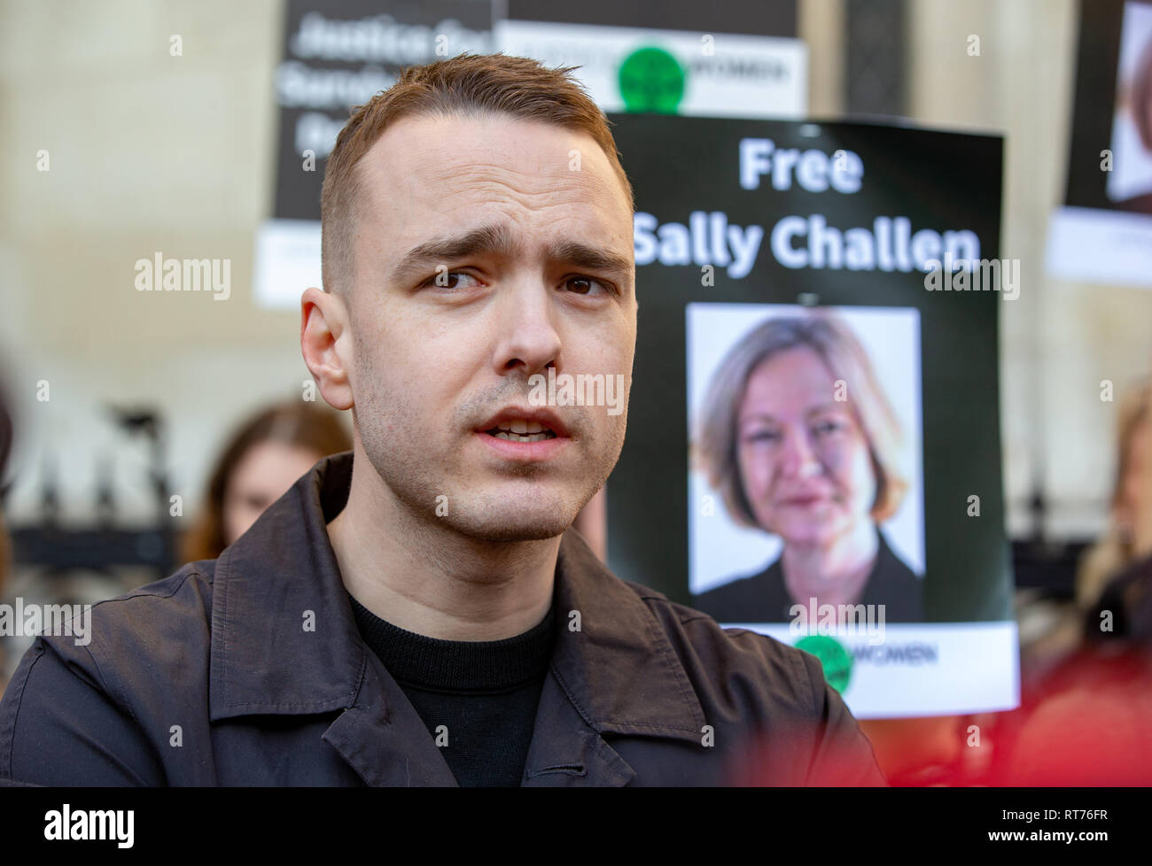 La Haute Cour de Londres, Royaume-Uni. 27 févr. 2019. David, le fils de Sally Challen de protestation devant la Haute Cour à l'appui de Sally Challen qui ont matraqué son mari à mort avec un marteau.Georgina Challen, connu sous le nom de Sally, dit qu'elle a tué 61 ans Richard en août 2010 après des années d'être contrôlés et humiliés par lui. Son fils David Challen mène la protestation. La cour d'appel est d'entendre une déclaration de culpabilité de meurtre défi.Elle a souffert des décennies de contrôle coercitif, une forme de violence domestique qui supprime les victimes de leur liberté et de la liberté. Credit : Tommy Londres/Alamy Live News Banque D'Images