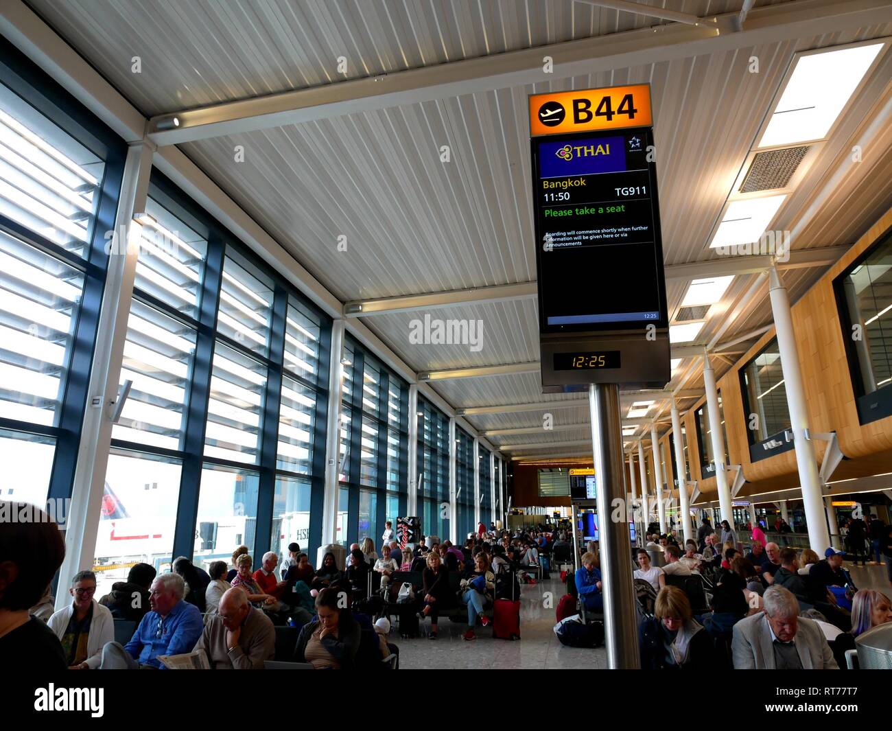 Terminal 2, aéroport de Heathrow, Londres, Royaume-Uni, 28 février 2019.Après avoir annulé tous les vols entre Bangkok et Heathrow hier en raison de la fermeture de l'espace aérien pakistanais, les vols de Thai Airways sont redirigés pour survoler l'espace aérien chinois.L'arriéré de passagers a causé des retards importants.Le vol de 11,50 heures de Londres à Bangkok a été retardé jusqu'en 14.00 pour faire face à l'arriéré de passagers.Le temps de trajet était de 2 heures Banque D'Images