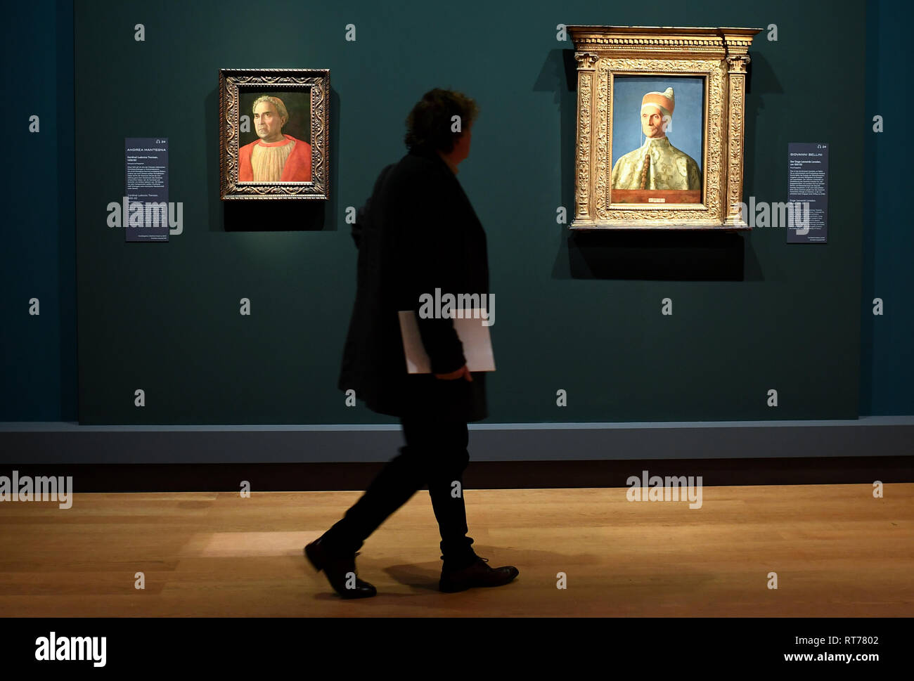 Berlin, Allemagne. 28 Février, 2019. Un visiteur regarde l'exposition 'Mantegna et Bellini. Maître de la Renaissance' dans la galerie photos le Forum culturel à la peinture 'Cardinal Ludovico Trevisan (l)' par Andrea Mantegna et 'le Doge Leonardo Loredan' de Giovanni Bellini. L'exposition spéciale des Musées nationaux de Berlin et le National Gallery de Londres en collaboration avec le British Museum s'étend du 01.03.2019 au 30.06.2019. Credit : Britta Pedersen/dpa/Alamy Live News Banque D'Images
