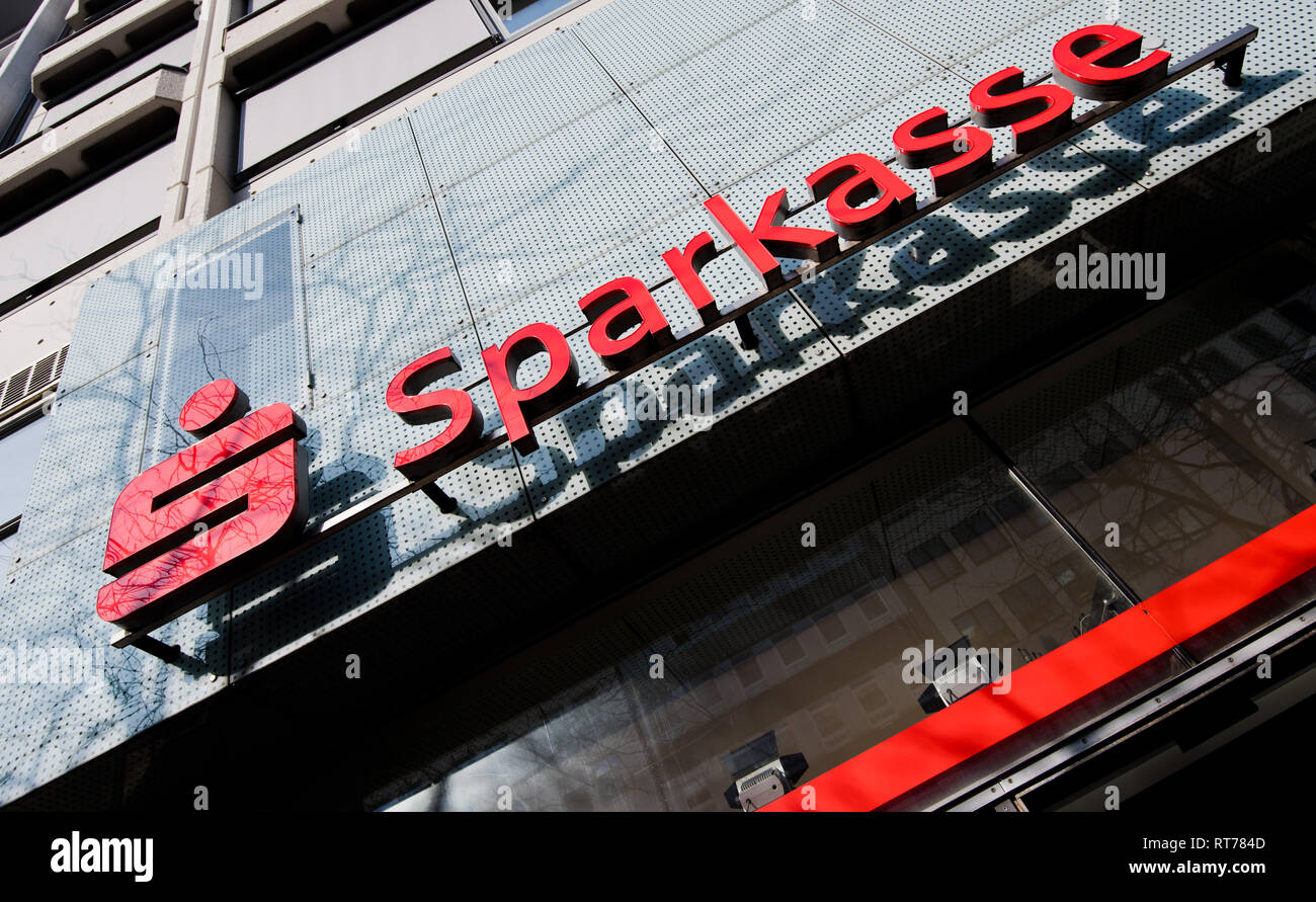 Hanovre, Allemagne. 28 Février, 2019. Le logo de la Sparkasse est suspendu à une branche de la Sparkasse Hannover. Dans une année difficile en 2018, la Basse-saxe 42 banques d'épargne ont raté leur année précédente. Credit : Julian Stratenschulte/dpa/Alamy Live News Banque D'Images