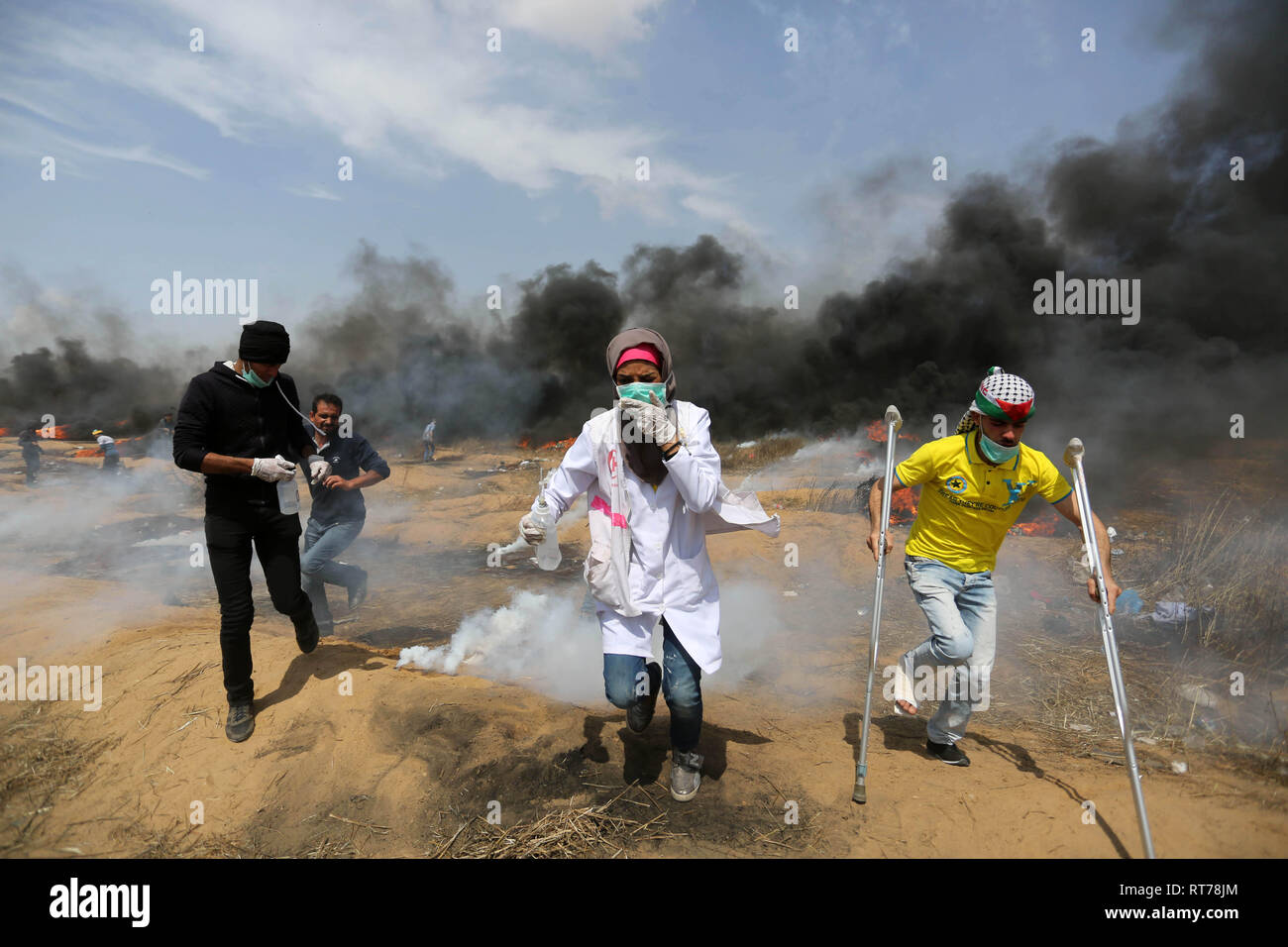 27 avril 2018 - Khan Younis, dans la bande de Gaza, territoire palestinien occupé - un fichier photo prise le 27 avril 2018 montre des manifestants palestiniens en conflit avec les forces de sécurité israéliennes au cours de tentes de protestation pour obtenir le droit de retourner dans leur patrie, à la frontière, Israel-Gaza à Khan Younis dans le sud de la bande de Gaza. Israël a rejeté les conclusions d'une sonde de l'ONU publiée le 28 février dans sa réponse des soldats pour Gaza troubles qui a débuté en mars de l'année dernière, de l'appeler ''hostile, fourbe et biaisées.'' la sonde a été effectuée par une commission d'enquête des Nations Unies mis en place par l'organisation mondiale des droits de l'homme du Conseil. ' Banque D'Images