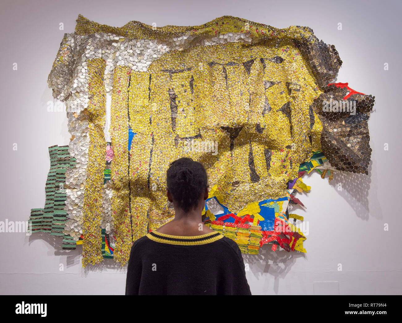 Octobre Gallery, Londres, Royaume-Uni. 28 Février, 2019. El Anatsui : Wonder dispose de la sculpteurs ghanéens et des grandes distinctif metal Wall sculptures faites d'assemblages d'aluminium bouteilles d'alcool les stations de recyclage cousus ensemble avec un fil de cuivre. Galerie Image : personnel avec Gudali, 2017. Credit : Malcolm Park/Alamy Live News. Banque D'Images