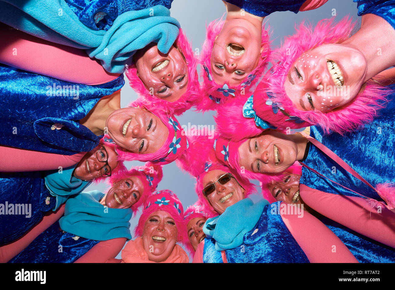 28 février 2019, Rhénanie-Palatinat, Mülheim-Kärlich : ILLUSTRATION - Fooldesses déguisés en trolls danser dans les rues pour le carnaval des femmes. Photo : Thomas Frey/dpa Banque D'Images