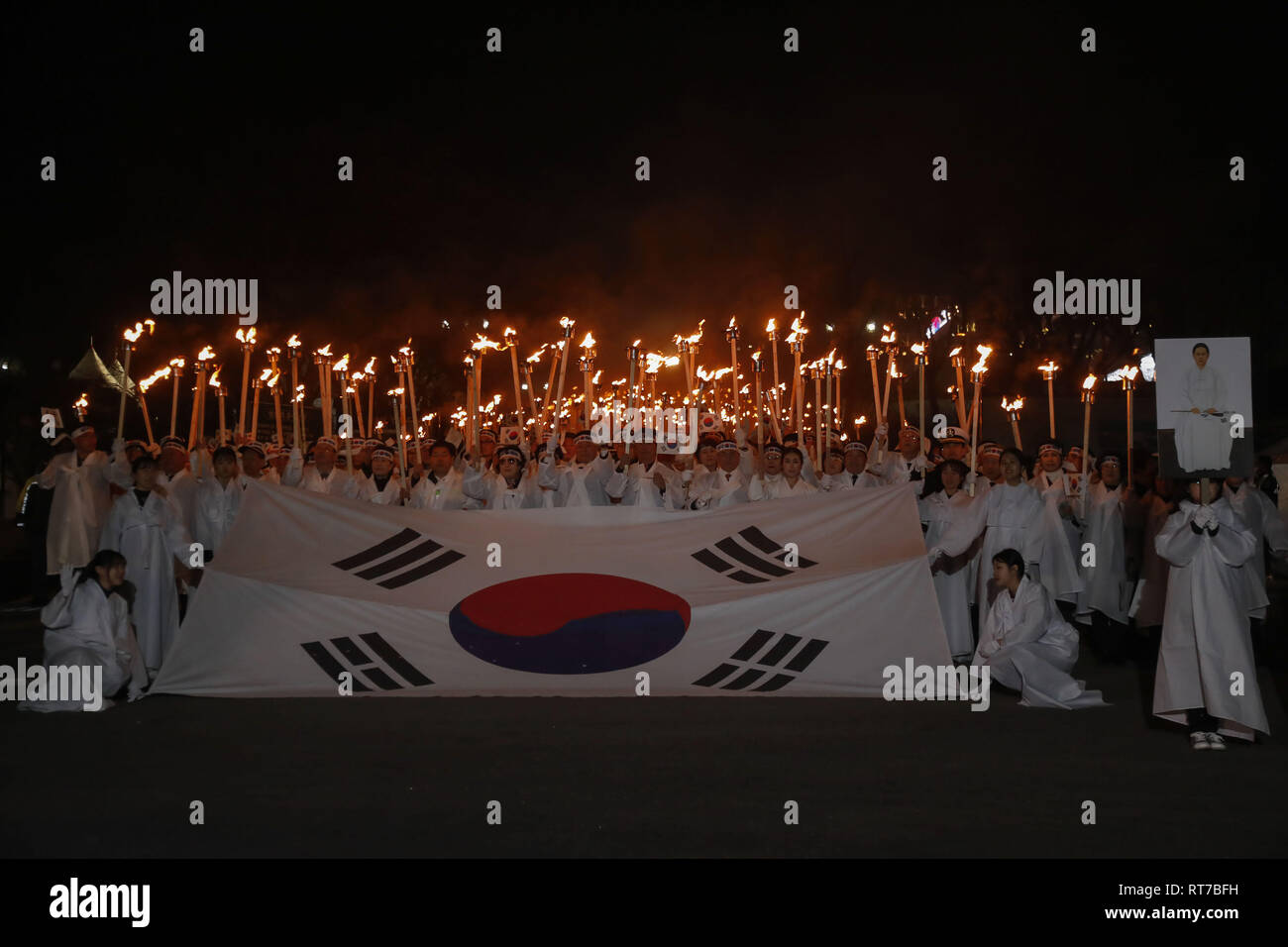 CHOONGBUK, Cheonan, CORÉE DU SUD. 28 Février, 2019. 28 févr. 2019-Korea-Participants Sud, Cheonan portent des torches et drapeaux nationaux qu'elles mars sur la rue pendant une cérémonie du premier jour de mars du mouvement pour l'indépendance, l'anniversaire de l'insurrection de 1919 contre la colonisation japonaise, à Cheonan, Corée du Sud. Credit : Ryu Seung-Il/ZUMA/Alamy Fil Live News Banque D'Images