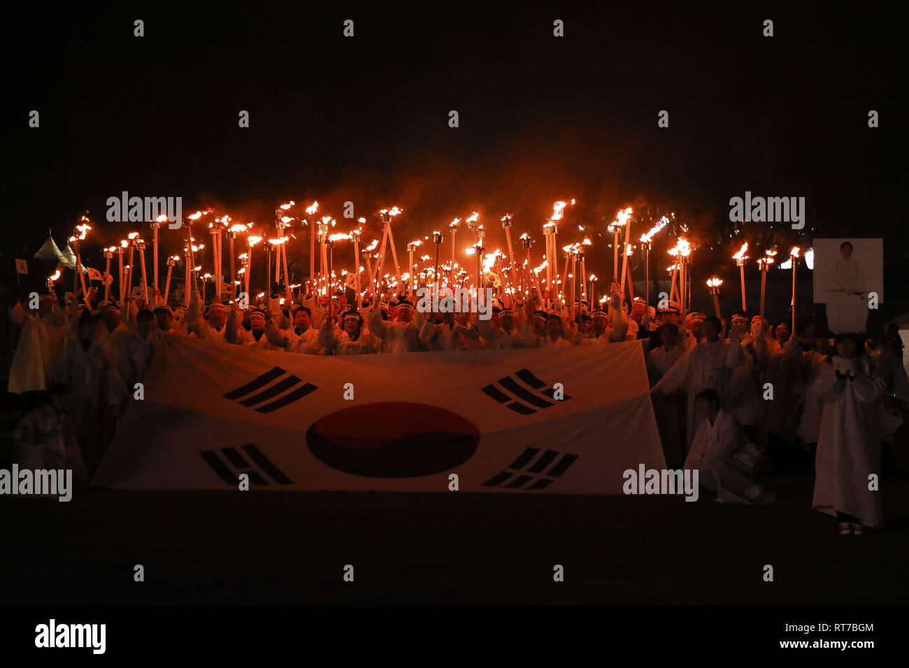 CHOONGBUK, Cheonan, CORÉE DU SUD. 28 Février, 2019. 28 févr. 2019-Korea-Participants Sud, Cheonan portent des torches et drapeaux nationaux qu'elles mars sur la rue pendant une cérémonie du premier jour de mars du mouvement pour l'indépendance, l'anniversaire de l'insurrection de 1919 contre la colonisation japonaise, à Cheonan, Corée du Sud. Credit : Ryu Seung-Il/ZUMA/Alamy Fil Live News Banque D'Images