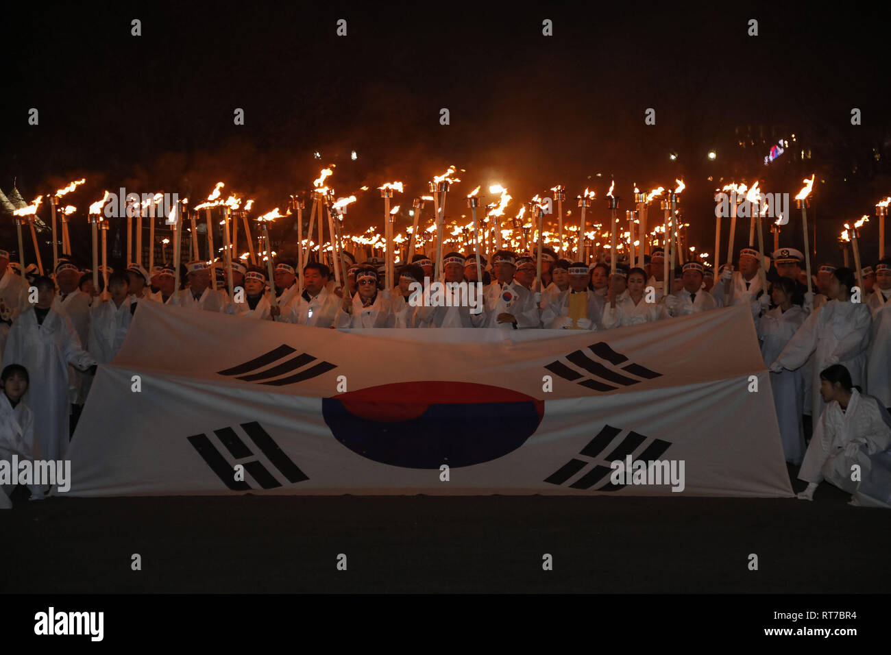 CHOONGBUK, Cheonan, CORÉE DU SUD. 28 Février, 2019. Les participants portent des torches et drapeaux nationaux qu'elles mars sur la rue pendant une cérémonie du premier jour de mars du mouvement pour l'indépendance, l'anniversaire de l'insurrection de 1919 contre la colonisation japonaise, à Cheonan, Corée du Sud. Credit : Ryu Seung-Il/ZUMA/Alamy Fil Live News Banque D'Images
