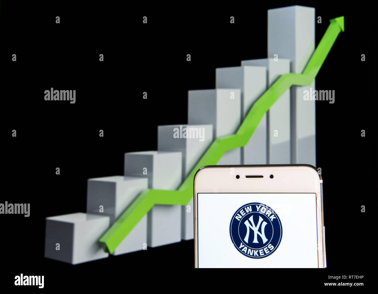 Hong Kong. Feb 11, 2019. L'Américain de baseball New York Yankees logo est vu sur un appareil mobile Android courbe de croissance avec une montée à l'arrière-plan. Credit : Miguel Candela/SOPA Images/ZUMA/Alamy Fil Live News Banque D'Images