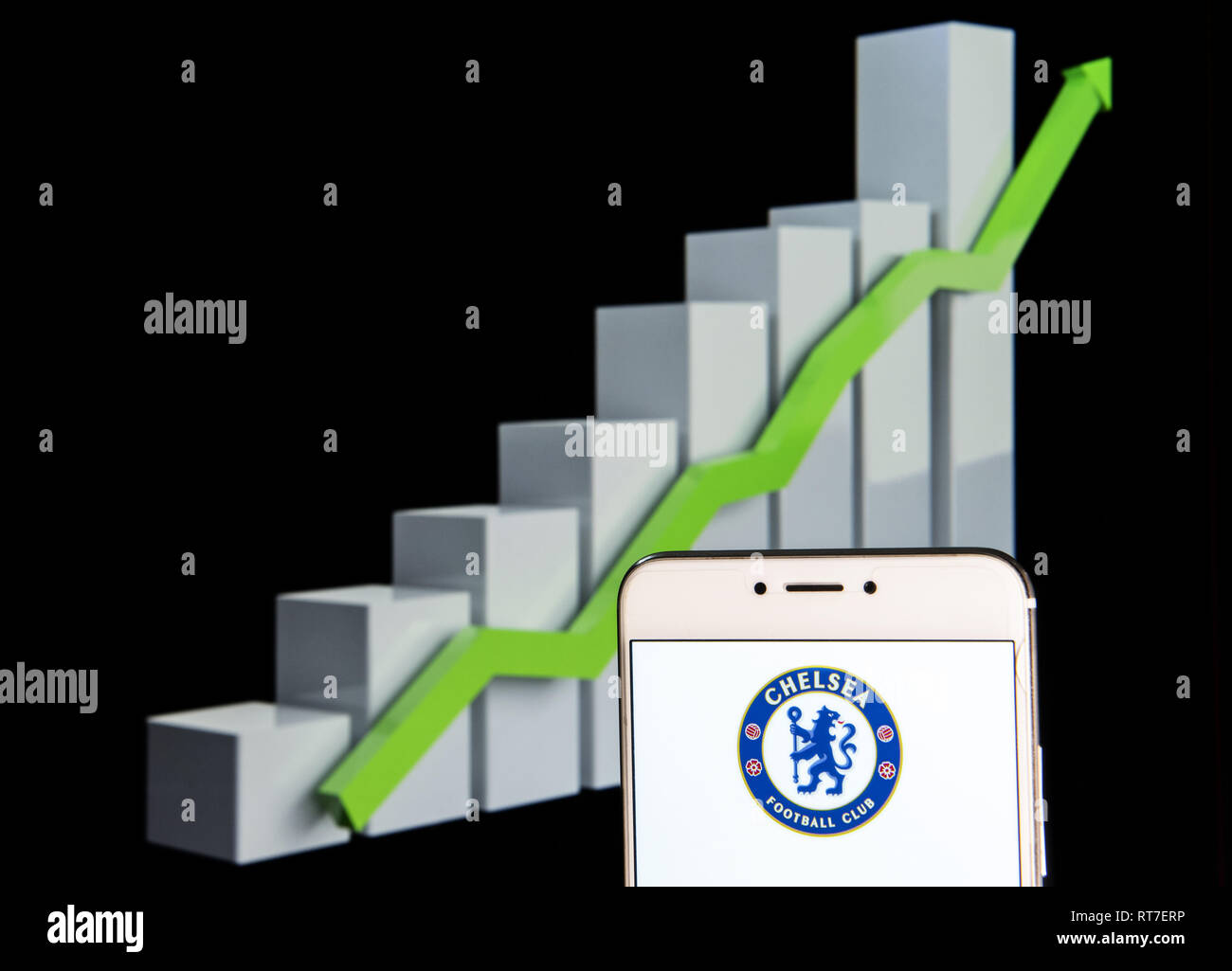 Hong Kong. Feb 11, 2019. Club de football Chelsea Football Club logo est vu sur un appareil mobile Android courbe de croissance avec une montée à l'arrière-plan. Credit : Miguel Candela/SOPA Images/ZUMA/Alamy Fil Live News Banque D'Images