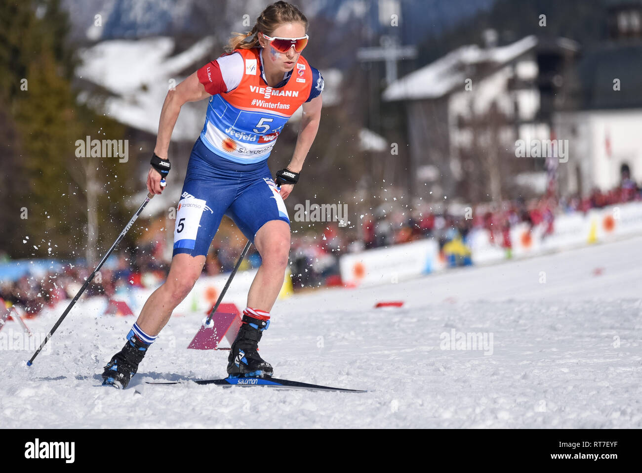 Seefeld, Autriche, 28 février, 2019. Comment était-il chaud ? Jessie Diggins, couper les jambes son uniforme de course course à pied de l'ancre pour l'US Ski Team équipe de relais au Championnat du monde de ski. Les températures ont été dans les années 50. Les États-Unis a terminé cinquième. © John Lazenby/Alamy Live News. Banque D'Images
