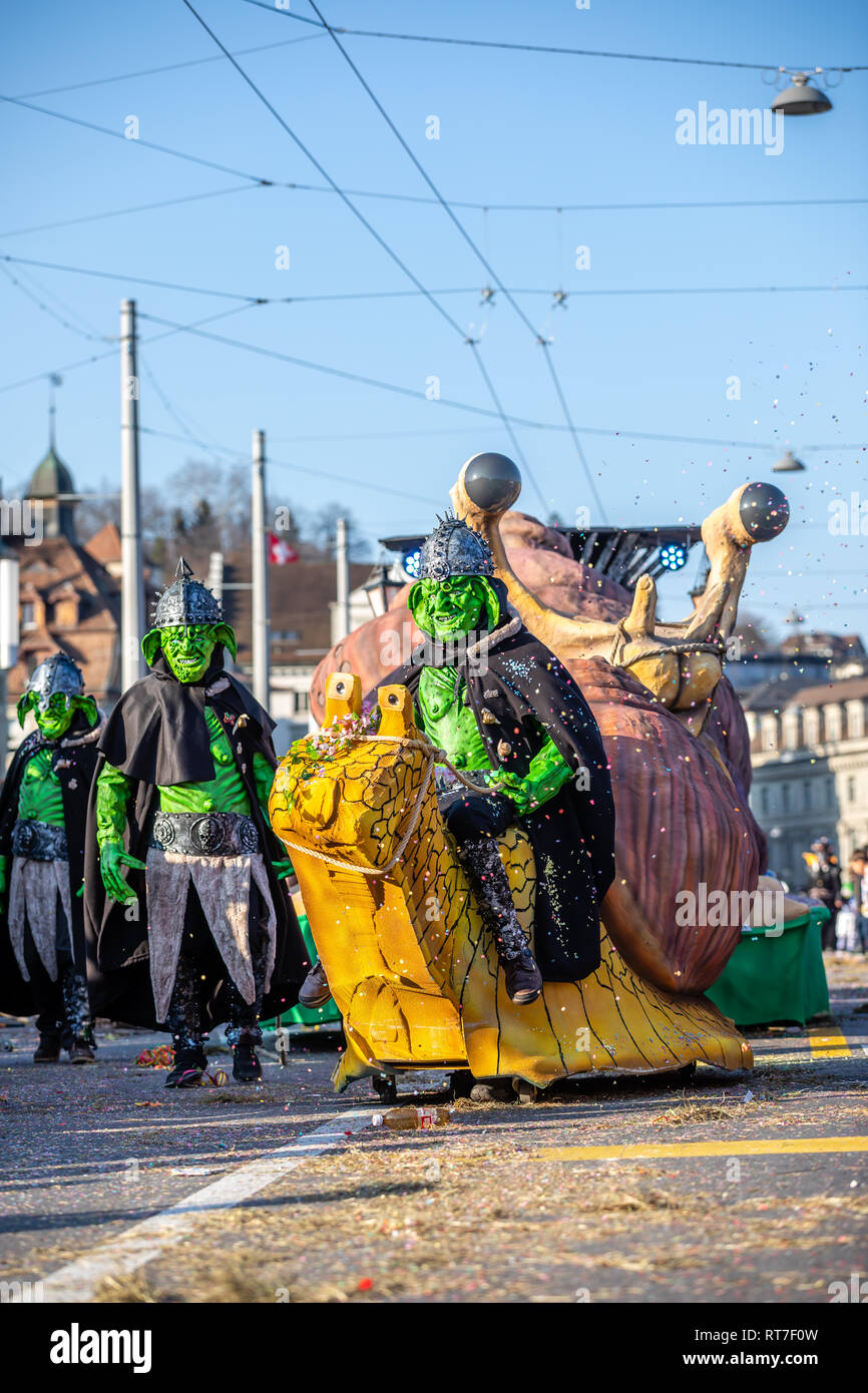 Lucerne, Suisse. 28 Février, 2019. Carnaval de Lucerne - Lozärner Fasnacht 2019. Les événements du carnaval de Lucerne (Lozärner Fasnacht) sont axés sur des parades. Les événements préserver la tradition du 15ème siècle qui est basé sur le coutumes religieuses de la jours avant le Carême. Pendant le carnaval de Lucerne, jours les résidents qui sont généralement auto-contrôlé, tourner la ville vers un centre de bonheur et de joie. Crédit : 2S/Alamy Live News Banque D'Images