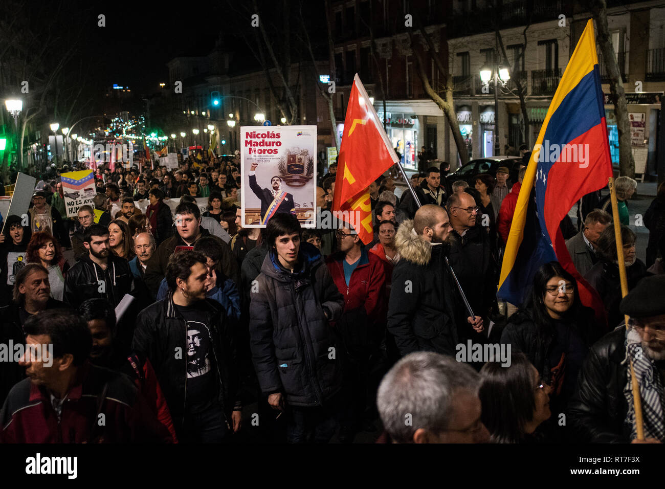 Madrid, Espagne. 28 Février, 2019. Personnes qui protestaient sous le slogan "Non à la guerre, non pour le coup d'État au Venezuela", soutenant le président vénézuélien Nicolas Maduro. Credit : Marcos del Mazo/Alamy Live News Banque D'Images