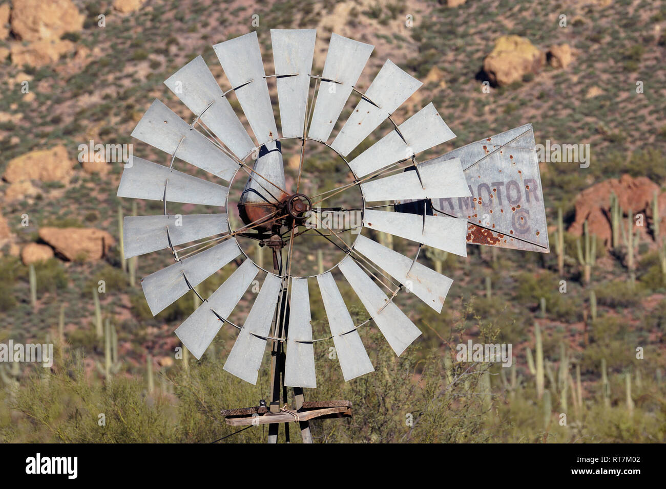 Un moulin est un moulin qui convertit l'énergie du vent en énergie de rotation au moyen d'ailettes appelé voiles ou lames. Banque D'Images