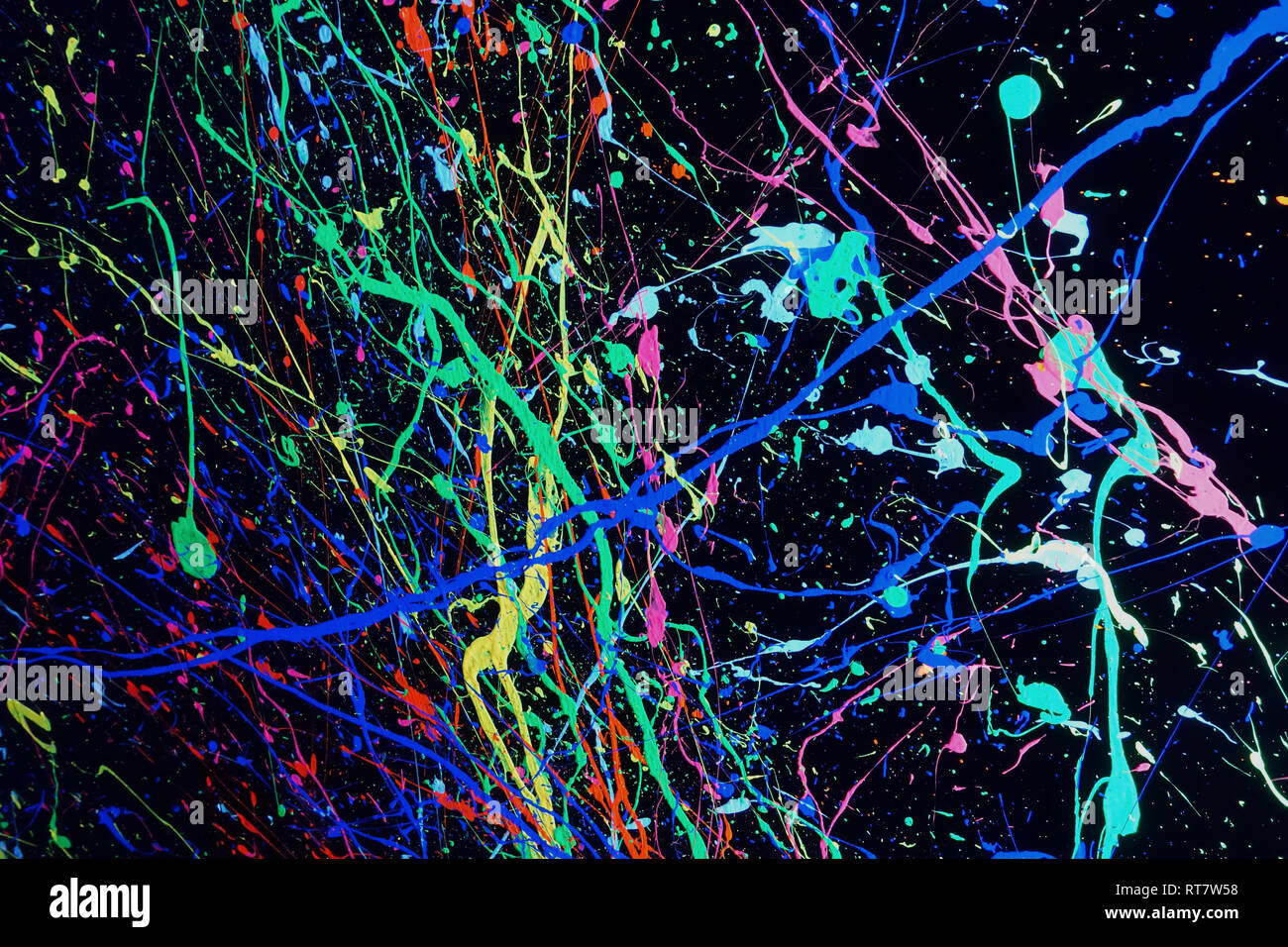 Les couleurs néon sont illuminés dans le noir quand un néon s'allume. Banque D'Images