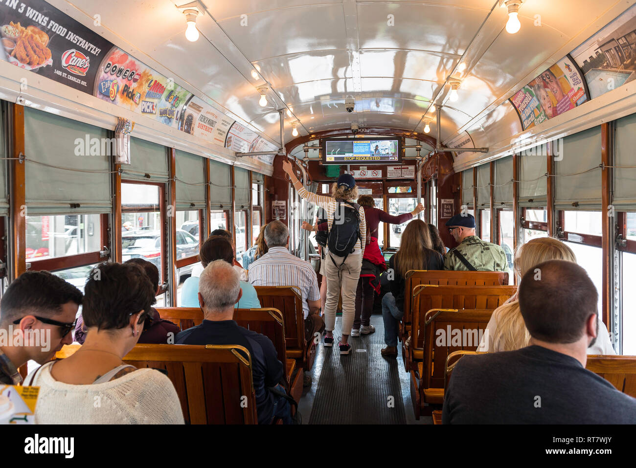 La Nouvelle Orléans tramway, vue sur l'intérieur de la St Charles streetcar montrant les passagers sur le point de partir, La Nouvelle-Orléans, Louisiane, Etats-Unis. Banque D'Images