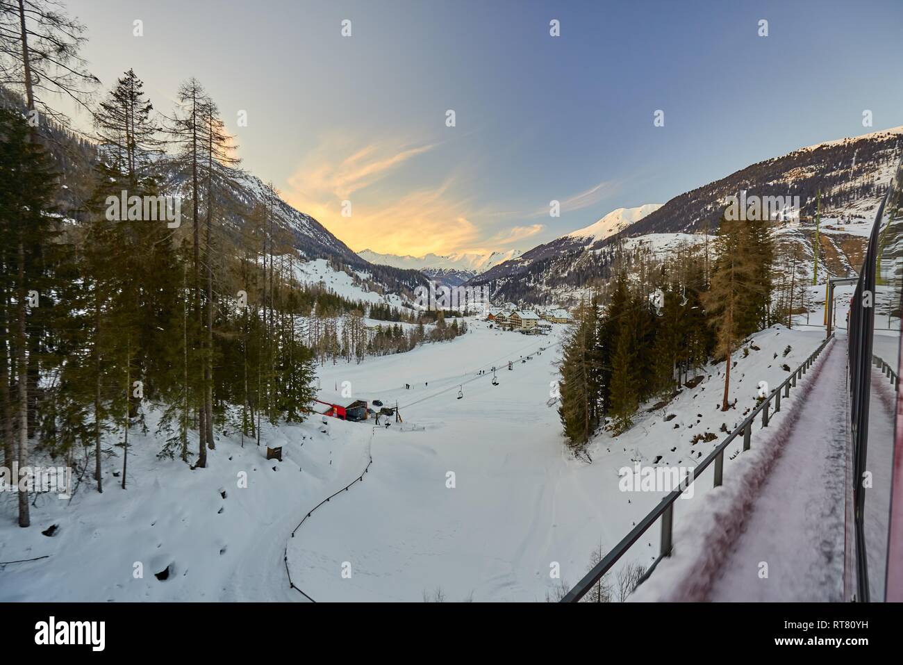 Le Bernina Express Train rouge à travers les Alpes Banque D'Images