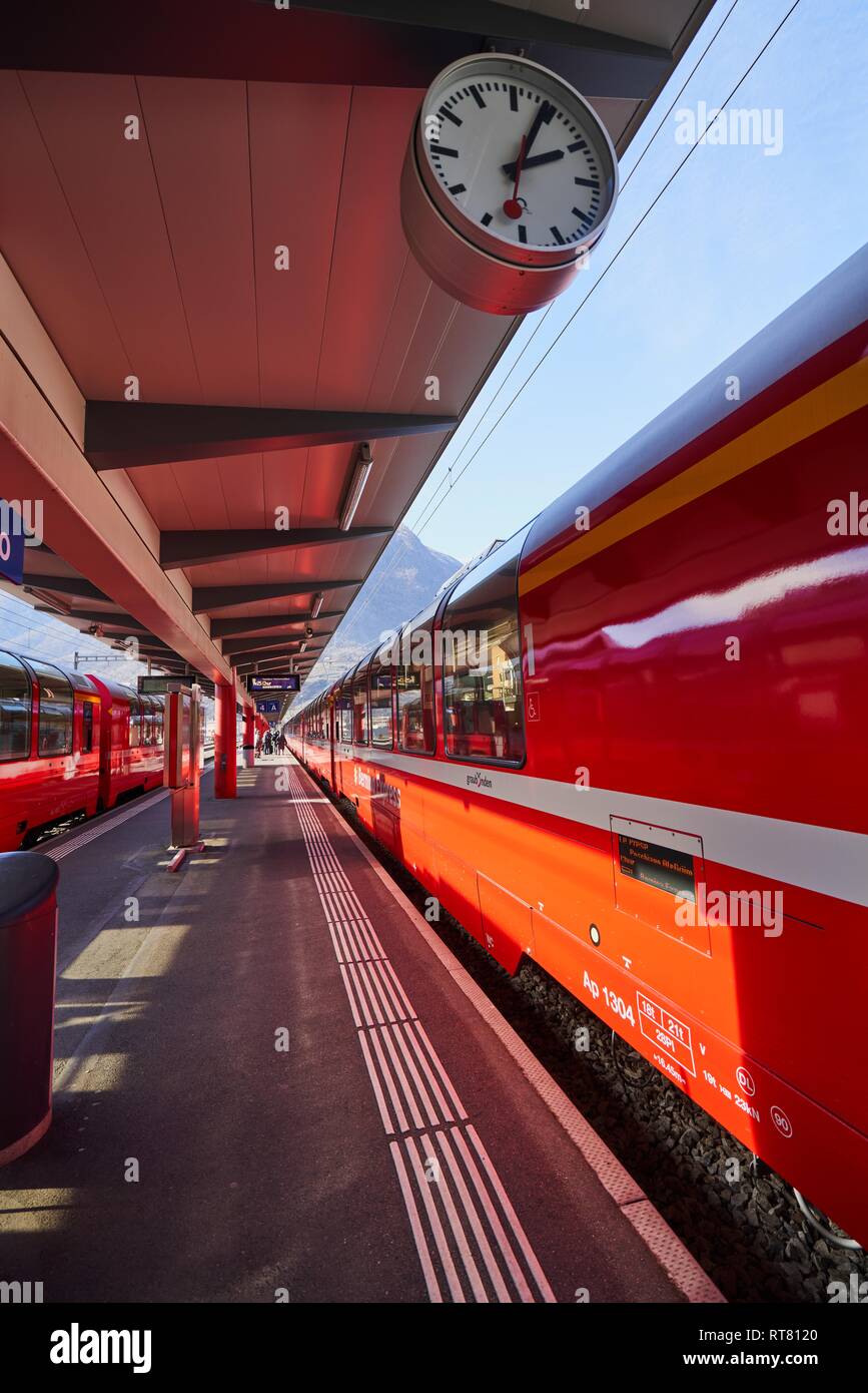 Le Bernina Express Train rouge à travers les Alpes Banque D'Images